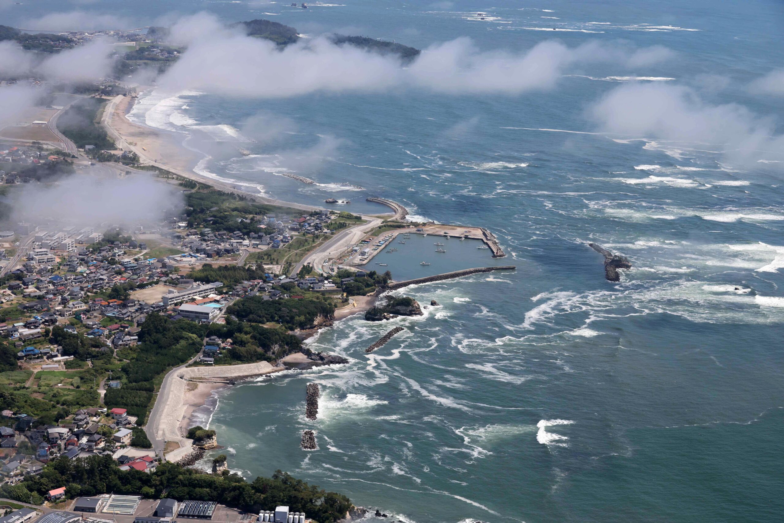 8.8 MAGNITUDE EARTH QUAKE OFF RUSSIA GIVES RISE TO TSUNAMI WARNINGS ACROSS PACIFIC