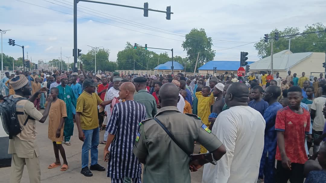 ZAMFARA VILLAGERS STORM GOVERNMENT HOUSE, DEMAND ACTION AGAINST BANDIT ATTACKS